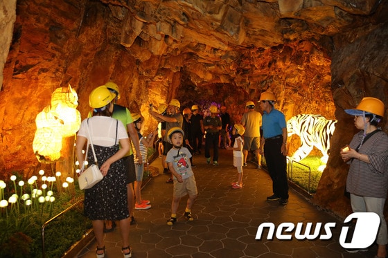 지난 달 28일 개장한 울산 남구 ‘태화강 동굴피아’가 도심 속 더위를 식혀주는 휴식공간이자 새로운 관광 콘텐츠로 거듭나고 있다. © News1
