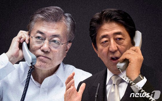 문재인 대통령(왼쪽)과 아베 신조 일본 총리(뉴스1 DB) 2017.8.7/뉴스1 © News1 임세영 기자