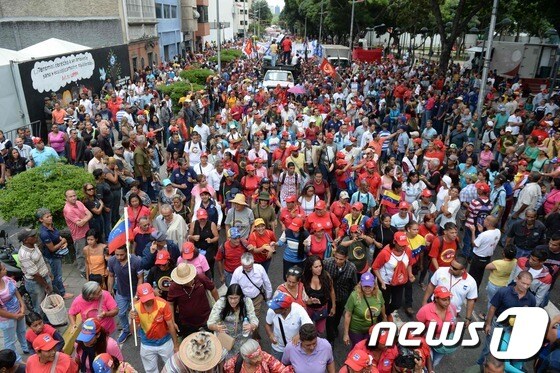 베네수엘라 수도 카라카스의 친정부 시위대. © AFP=뉴스1 © News1 우동명 기자