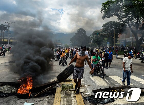 6일 베네수엘라 발렌시아에서 반정부 시위가 폭력적으로 진화했다. © AFP=뉴스1
