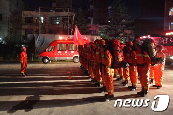 8일 지진이 발생한 중국 쓰촨성 인근 지역에서 지진이 감지되자 소방대원이 긴급 투입됐다. © AFP=뉴스1