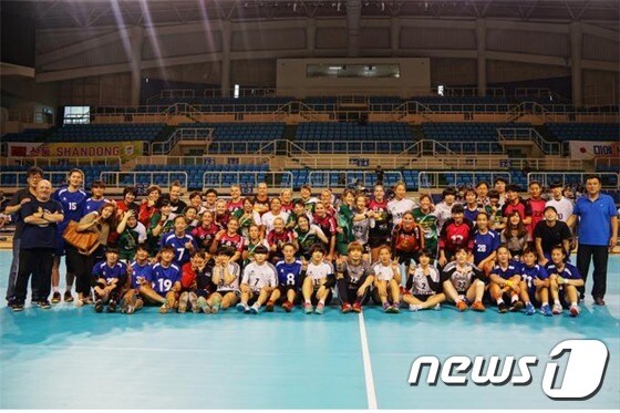 2016년 친선대회 참가팀 단체사진(부산시 제공) 2017.8.8/뉴스1 © News1
