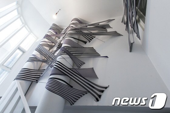 정다운, Fabric Drawing-감각의 전환,2017, Fabric,installation (아트1 제공) © News1
