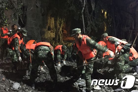 8일 중국 서남부 쓰촨성의 유명 관광지인 구채구에서 발생한 지진 현장에서 경찰들이 생존자를 찾고 있다. © AFP=뉴스1 © News1 우동명 기자