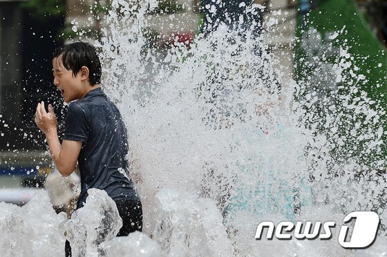 서울 지역 낮 최고기온이 33도까지 치솟아 무더운 날씨를 보인 지난 9일 오후 서울 중구 서울광장 분수대에서 어린이들이 물장난을 하며 더위를 식히고 있다. 2017.8.9/뉴스1 © News1 민경석 기자