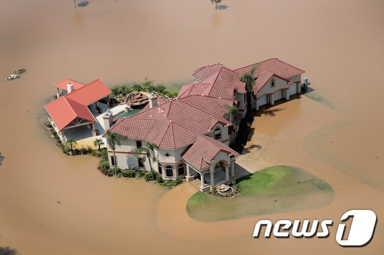 허리케인 하비로 물에 잠긴 텍사스주의 주택. © AFP=뉴스1