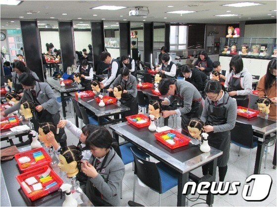 한국뷰티고등학교 학생들이 학내 실습실에서 헤어미용 교육을 받고 있다.(한국뷰티고 제공)© News1<br><br>
