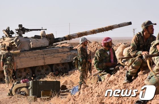 시리아 정부군이 데이르에조르주 인접 지역에서 이슬람국가(IS) 격퇴작전을 진행 중이다.  © AFP=뉴스1