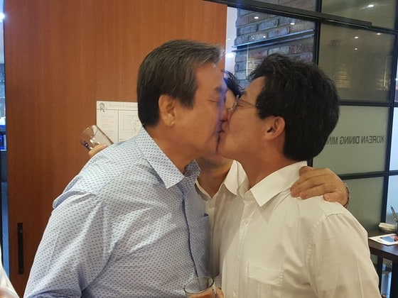 바른정당 김무성 고문(왼쪽)와 유승민 의원이 10일 오후 서울 여의도 인근 한 식당에서 열린 의원 만찬 자리에서 입을 맞추고 있다. (바른정당 제공) © News1