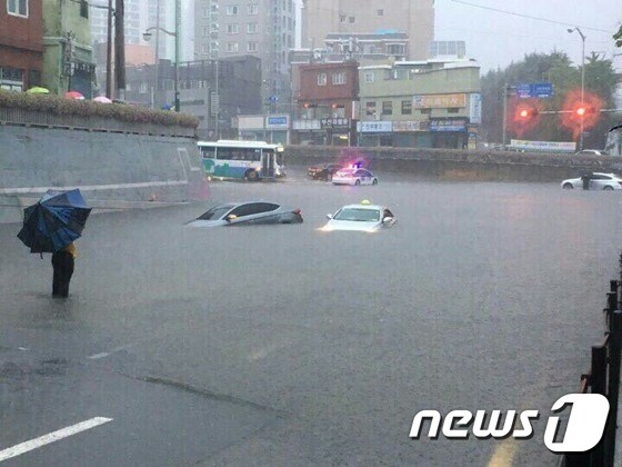 호우경보가 내려진 11일 오전 부산 부산진구 가야동 인근의 도로가 쏟아진 폭우로 인해 침수돼 차량이 통제되고 있다. (독자 정승기씨 제공) 2017.9.11/뉴스1 © News1 여주연 기자