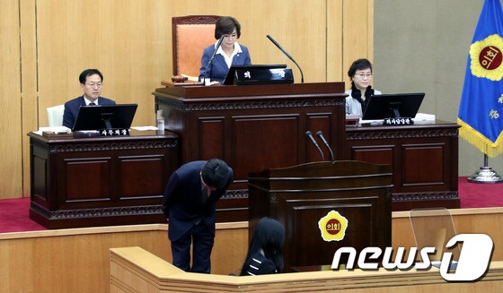 김학철 충북도의원이 11일 도의회 3자 본회의에서 고개 숙여 사과하고 있다. © News1
