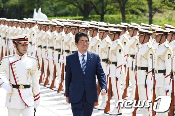  의장대를 사열하고 하는 아베 신조 일본 총리. © AFP=뉴스1