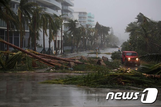 허리케인 '어마'가 상륙한 미국 플로리다주 마이애미 비치 © AFP=뉴스1