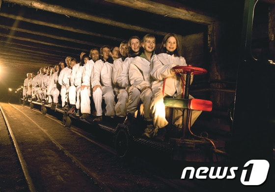 잘츠부르크 소금광산 내 열차 © News1