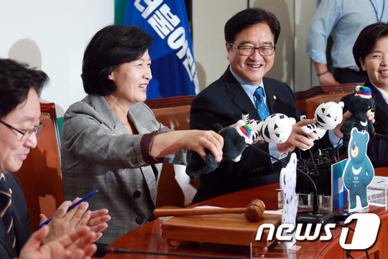 추미애 더불어민주당 대표(왼쪽)와 우원식 원내대표.  © News1 이동원 기자