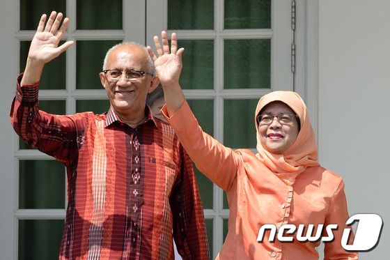 싱가포르에서 헌정사상 최초로 여성 대통령이 된 할리마 야콥 후보(오른쪽)와 그의 남편 모함마드 압둘라(왼쪽). © AFP=뉴스1