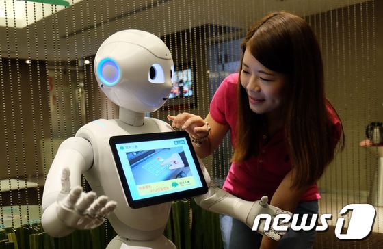 소프트뱅크의 휴머노이드 로봇 페퍼. © AFP=뉴스1