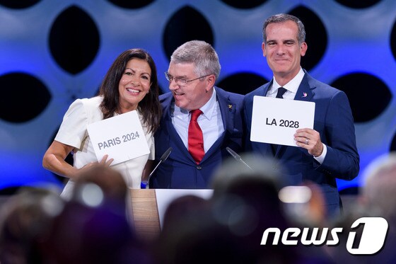 2024년 파리 올림픽, 2028년 LA 올림픽 개최 확정을 발표하고 있는 안 이달고 파리 시장, 토마스 바흐 IOC위원장, 에릭 가세티 LA 시장(왼쪽부터).© AFP=News1