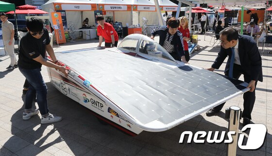 지난해 9월14일 서울시청 앞에서 열린 2017 서울 태양광 엑스포를 찾은 관람객들이 태양광 자동차를 보고 있다.