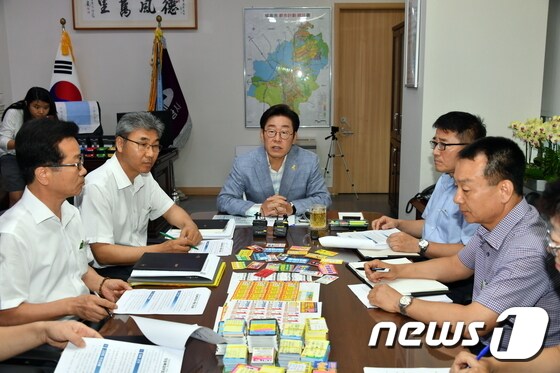 이재명 시장이 지난달 9일 SNS로 생중개한 미등록 대부업자 특별 단속 회의 모습.(성남시 제공)© News1