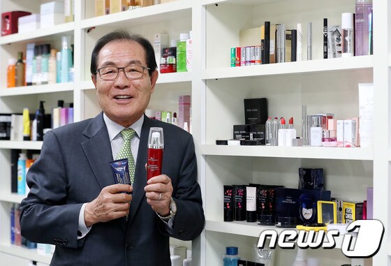 윤동한 회장이 13일 한국콜마 서초사옥 4층 미팅룸에서 주력 화장품을 들고 있다. © News1 박세연 기자