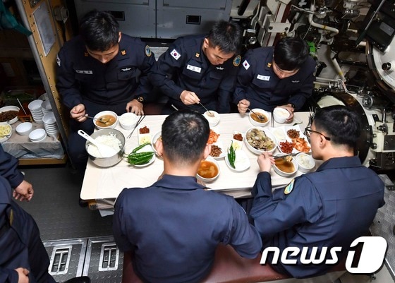 잠수함의 식당이다. 이런 좁은 공간에서 식사를 한다. 해군 제공. © News1