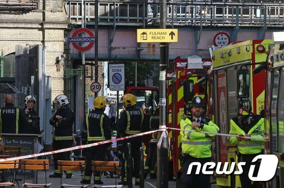 파슨즈 그린역 지하철 폭발 현장에 소방대와 경찰 등이 긴급 투입됐다.© AFP=뉴스1