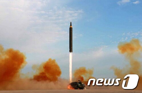 북한이 지난 9월 북태평양 해상으로 발사한  중장거리탄도미사일(IRBM) 화성-12형. (노동신문)/ 뉴스1 © News1 