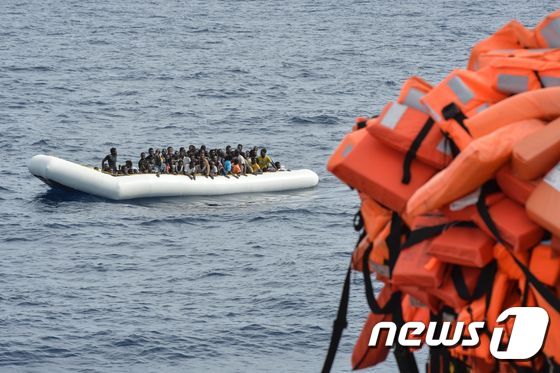 유럽으로 향하는 고무보트에 올라타 지중해를 건너는 난민들. (자료사진)  © AFP=뉴스1