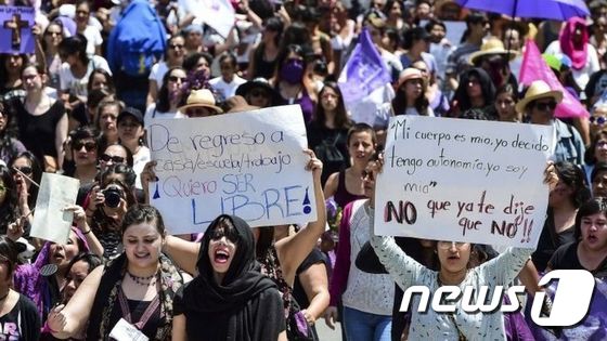 멕시코 전역에서 17일(현지시간)  수천명의 여성이 모여 여성이라는 이유로 저지르는 '페미사이드('여성살인) 를 규탄하는 시위가 열렸다. © AFP=뉴스1