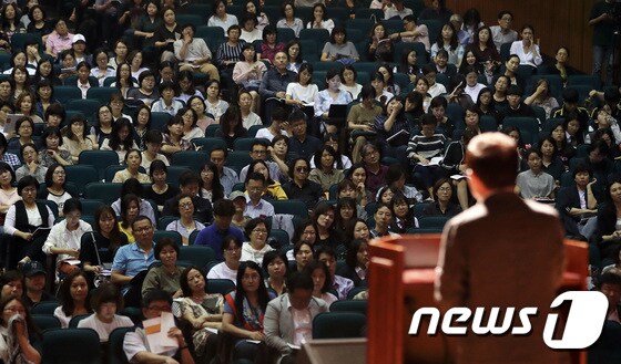 서울지역 자사고 연합 설명회를 찾은 학부모들이 강사의 설명을 경청하고 있다./뉴스1 DB© News1 오대일 기자