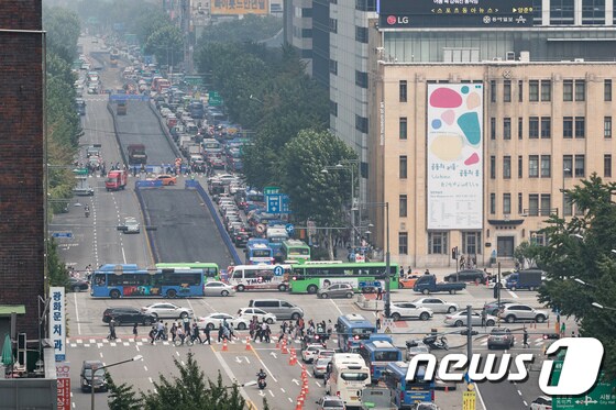 서울 종로에 중앙버스전용차로 설치 공사가 진행되고 있다. /뉴스1 © News1 유승관 기자