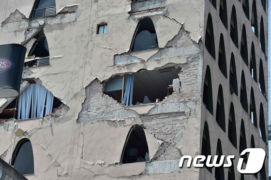 강진으로 파괴된 멕시코시티 건물. © AFP=뉴스1