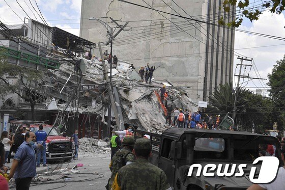 멕시코시티 건물 더미에서 펼쳐지는 구조활동. © AFP=뉴스1