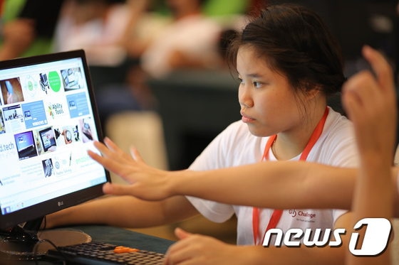 지난해 7월 베트남 그랜드플라자 하노이호텔에서 열린 '2017 글로벌 장애청소년 IT챌린지'에서 베트남 학생들이 IT 기술을 겨루고 있다. 