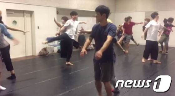 연극 봄봄 연습중인 김신영씨(뒷 쪽에 줄무늬 흰 티). © News1