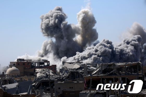 지난 3일 미군이 지원하는 쿠르드·아랍연합 시리아민주군(SDF)의 시리아 라카 북부 공습 현장. © AFP=뉴스1