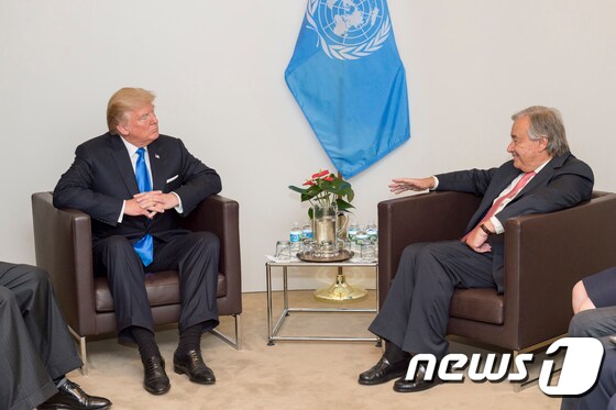 유엔 사무총장과 대화하는 트럼프 美 대통령