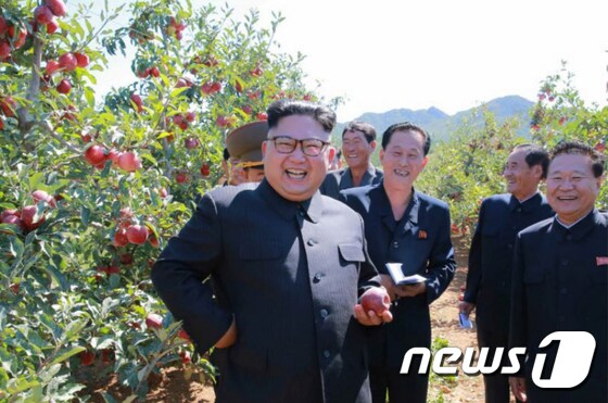 김정은 북한 노동당 위원장이 추석을 앞두고 과수원을 방문했다고 노동신문이 21일 보도했다. © News1 임준현 인턴기자