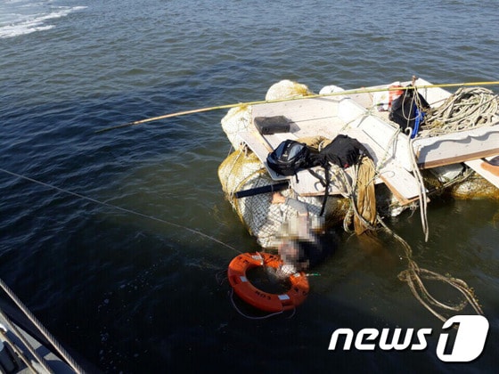 해경이 21일 강화군 석모도 앞바다서 표류하던 70대를 구조하고 있다.© News1