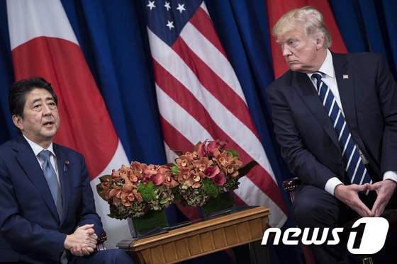 유엔 총회 참석차 뉴욕을 방문한 아베 신조 일본 총리와 도널드 트럼프 미 대통령이 정상회담을 가졌다. © AFP=뉴스1