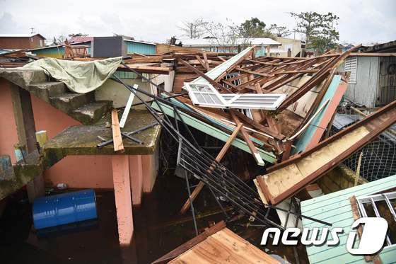 21일(현지시간) 허리케인 '마리아'가 휩쓸고 지나간 카리브해 푸에르토리코의 한 마을. 집과 가구가 무너진 잔해가 뒤엉켜 있다. © AFP=뉴스1