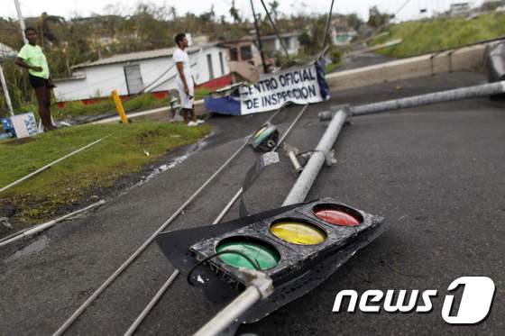 21일(현지시간) 허리케인 '마리아'가 지나간 카리브해 푸에르토리코의 도로. © AFP=뉴스1
