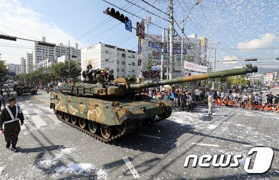 '시가행진 펼치는 탱크 부대'