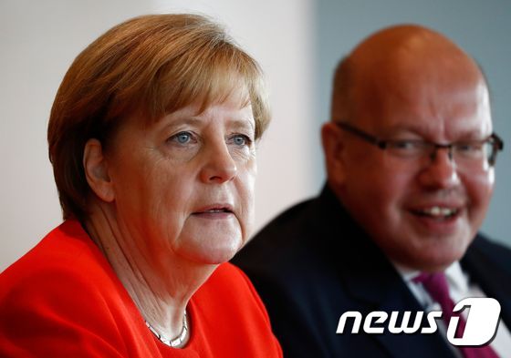 앙겔라 메르켈 독일 총리(왼쪽)과 피터 알트마이어 수석보좌관(오른쪽) © AFP=뉴스1