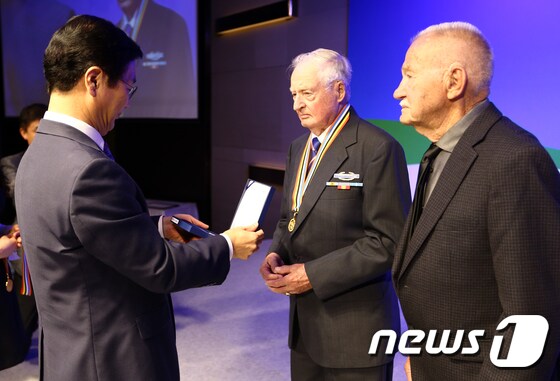 국가보훈처, 한국전쟁 참전용사에 '평화의 사도' 메달 수여