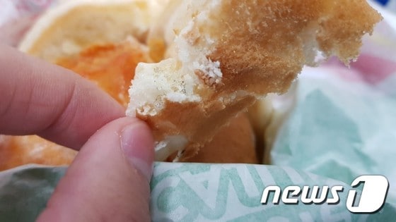 20일 곰팡이가 발견된 파파이스 햄버거빵 제품© News1