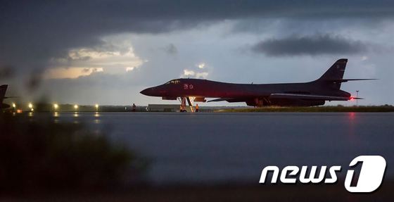 미 공군 전략폭격기 B-1B '랜서'가 23일(현지시간) 괌 앤더슨 공군기지에서 출격할 준비를 하고 있다. (미국 국방부 제공) © News1