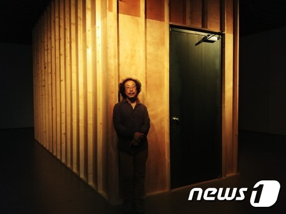 김승영 작가가 자신의 작품 앞에서 포즈를 취했다. © News1 김아미 기자