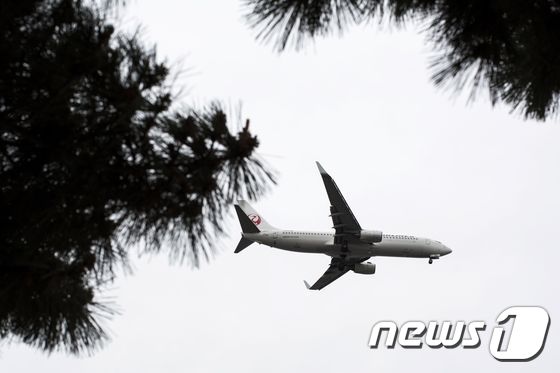 일본 국토교통성이 24일 전날 오전 간사이 공항에서 이륙한 항공기에서 패널 일부가 추락하는 사고가 발생했다고 밝혔다. © AFP=뉴스1